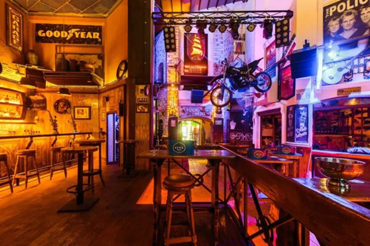 Bodrum Barlar ve Publar: En Keyifli Barlar Pub Kültürü ve Canlı Müzik - Blog görseli Bodrum'da ki En iyi Pub ve Barlar Listesi & Canlı Müzik adlı blog yazısına ait kapak görseli