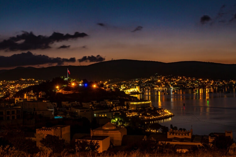 Bodrum'a tepeden bir bakış. Gece vakti ve sadece sarı ışıklar ve beyaz evlerle çevrili